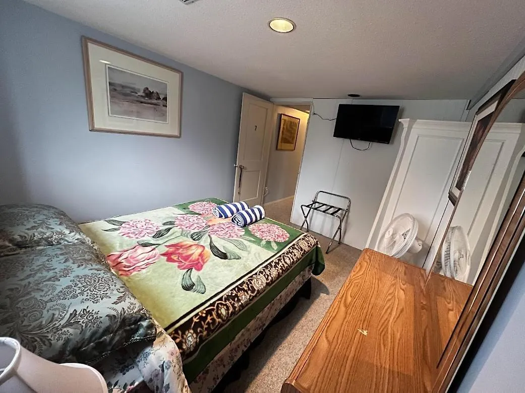 Anita'S Homestay - Bedroom On Ground Floor With Backyard Is Downstairs Abbotsford